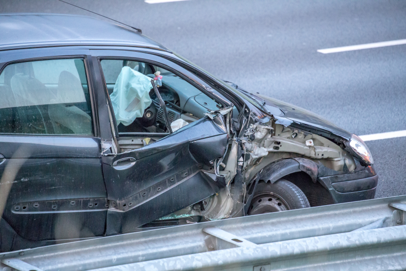 Flinke schade bij botsing tussen vrachtwagen en personenauto