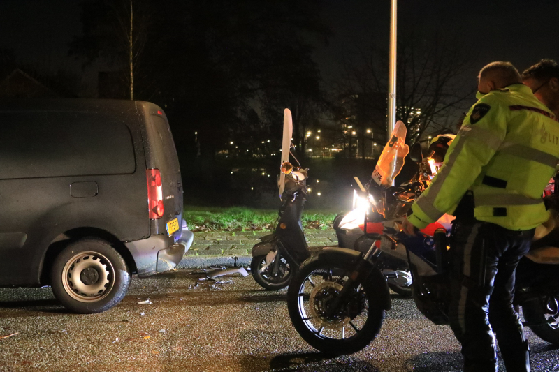 Appende scooterrijder knalt tegen geparkeerde bestelbus