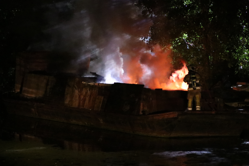 Uitslaande brand op woonboot