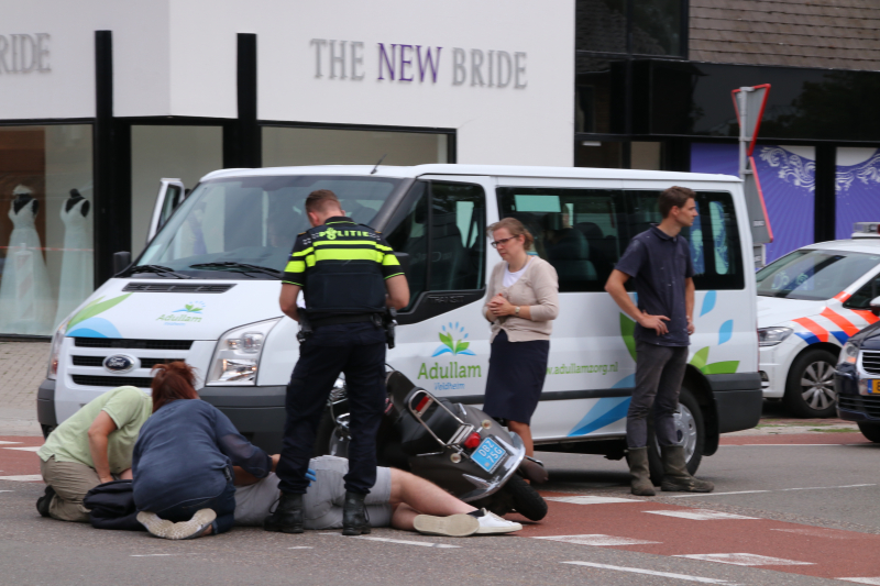 Scooterrijder gewond bij botsing met taxibus