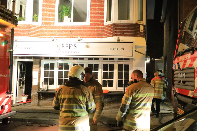 Frituurpan van restaurant vliegt in brand