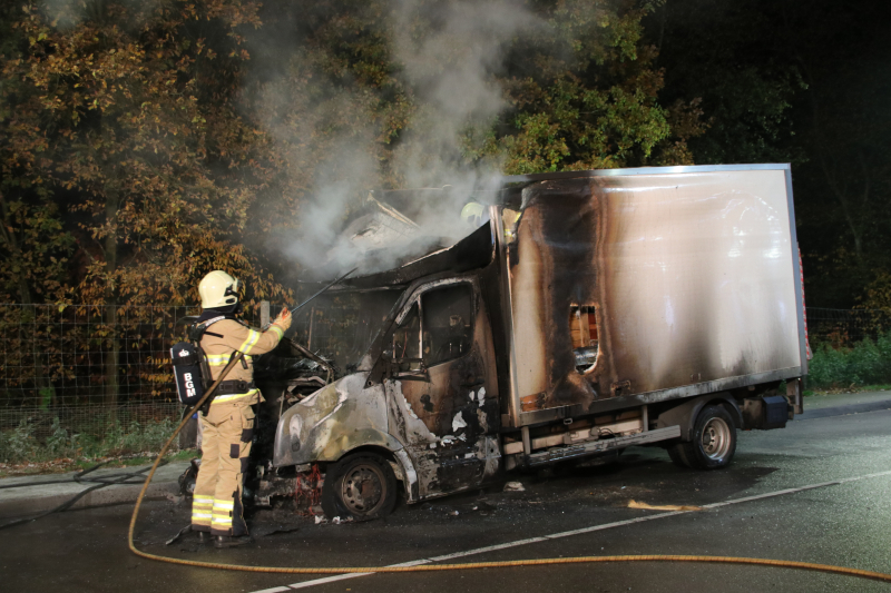 Bestelwagen verwoest na brand