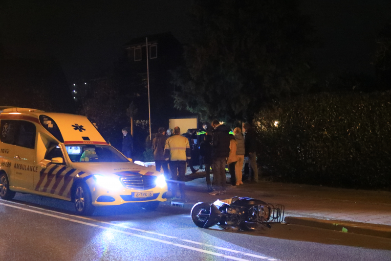 Twee scooterrijders gewond na aanrijding met auto