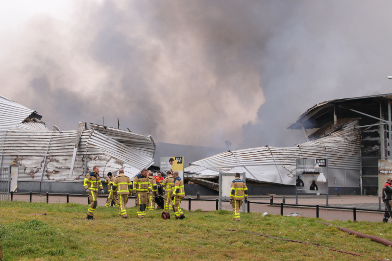 Felle brand verwoest bouwmarkt Karwei