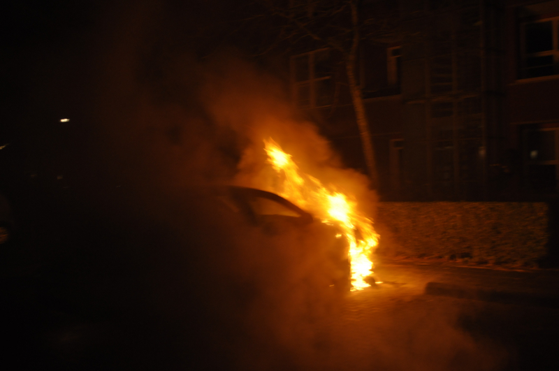 Auto in brand gestoken