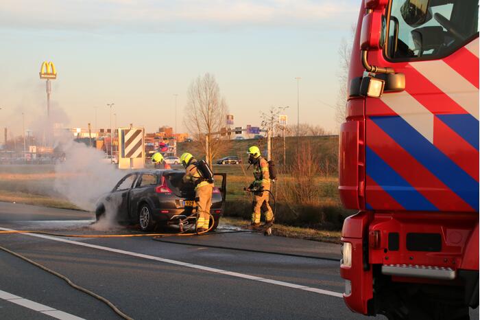 Auto vliegt tijdens rijden in brand