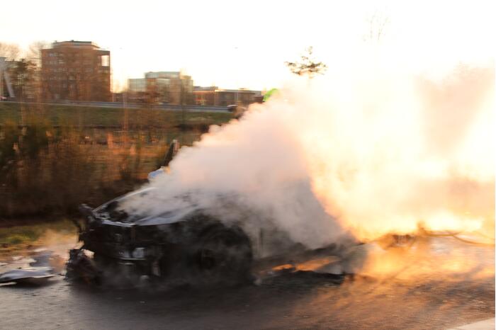 Auto vliegt tijdens rijden in brand