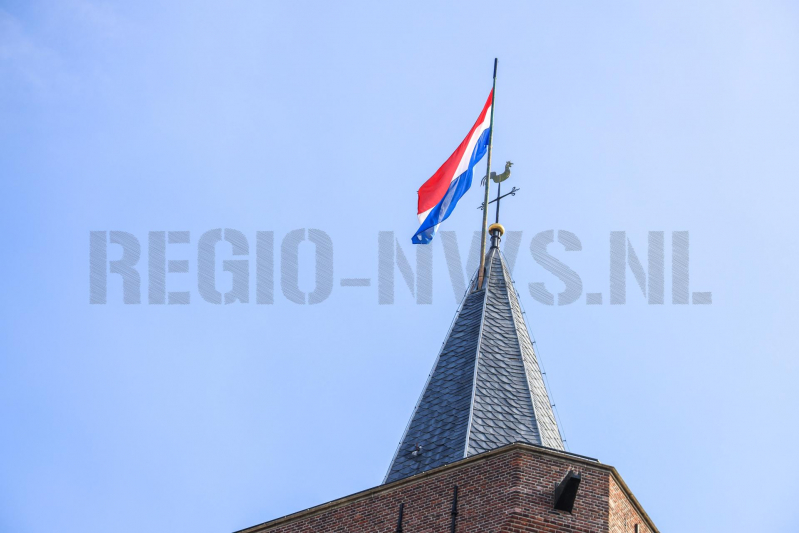 Gemeentehuis en kerk vlag halfstok