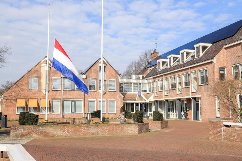 Gemeentehuis en kerk vlag halfstok