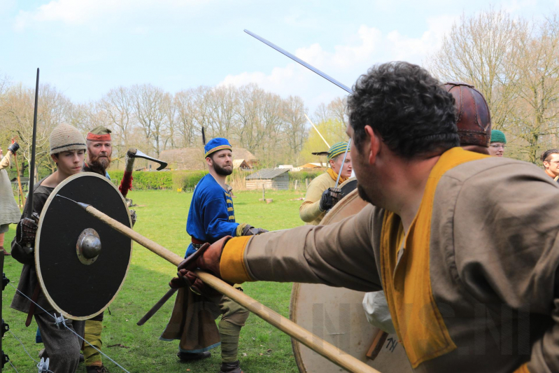 80 Europese Viking-strijders oefenen het zwaardvechten