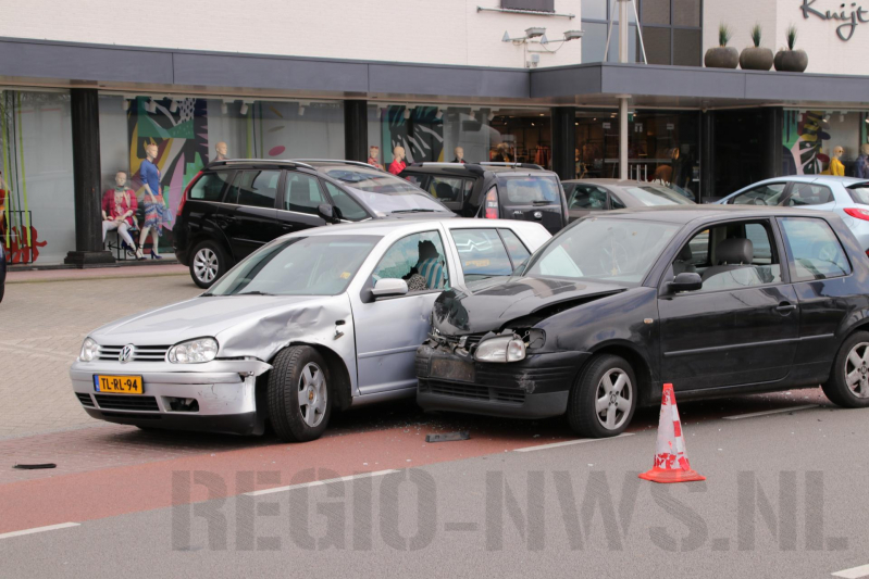 Auto botst op wegrijdende auto van parkeerplaats