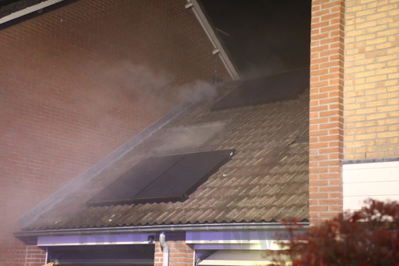 Hevige rookontwikkeling tijdens brand in dak