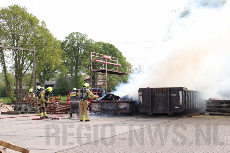 Containerbrand slaat over naar berm langs spoorlijn