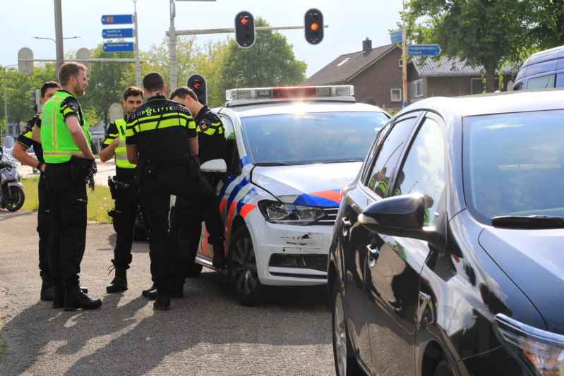 Politieauto botst op auto tijdens spoedrit