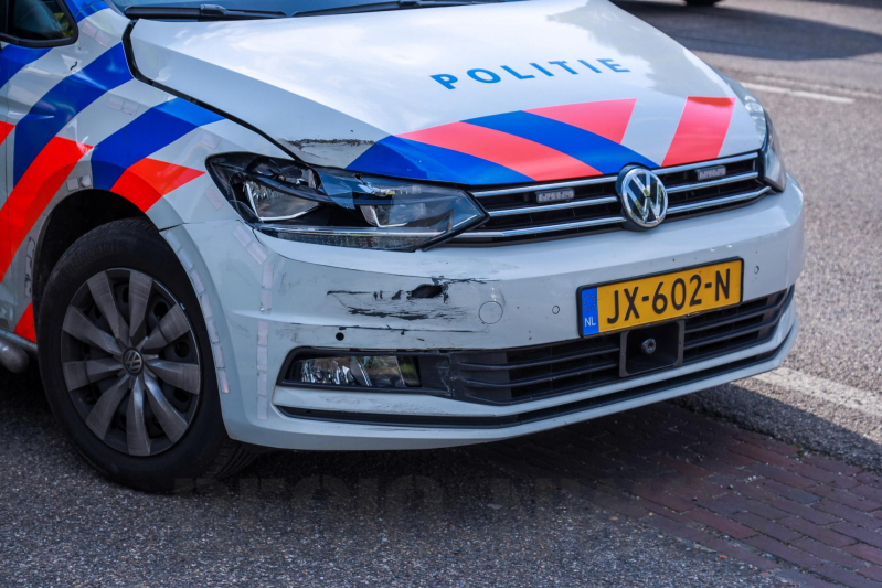 Politieauto botst op auto tijdens spoedrit