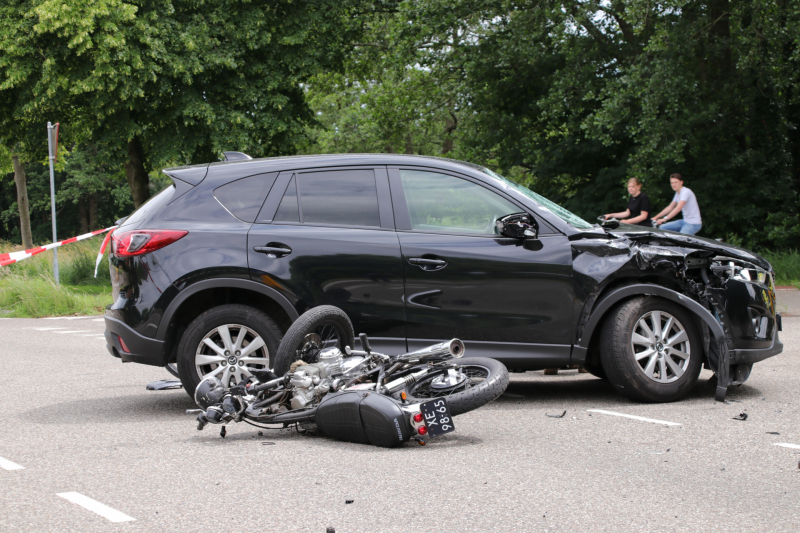 Motorrijder gewond bij botsing met een auto
