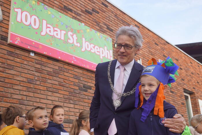 Lucas Bolsius opent feestweek vanwege 100-jarig bestaan Sint Josephschool