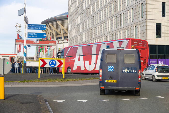 Ajax-aanhangers wachten spelersbus op na vernedering in Rotterdam
