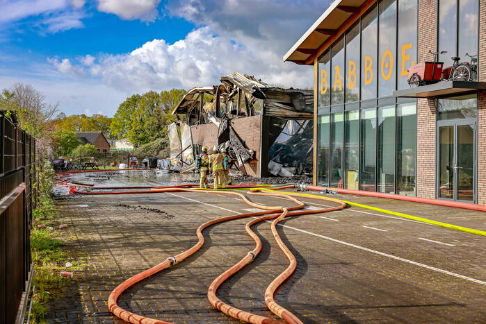 24 bedrijven getroffen door enorme brand